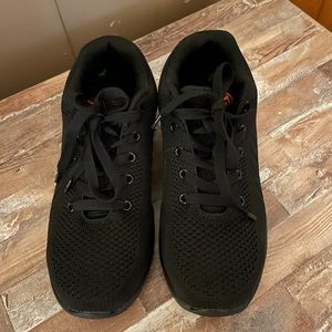 Black safety toe tennis shoes size 6 NEW